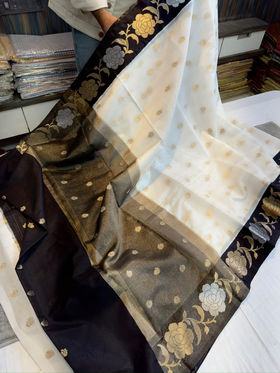 Banarasi Soft Silk Floral Weaving Border Saree